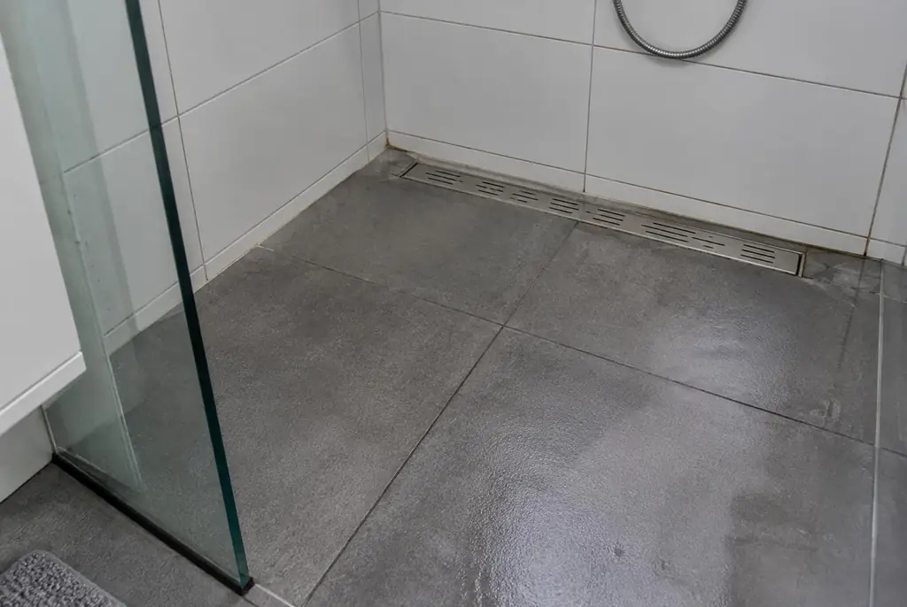 Lekdetectie Loosdrecht – lekkende inloopdouche met natte voegen