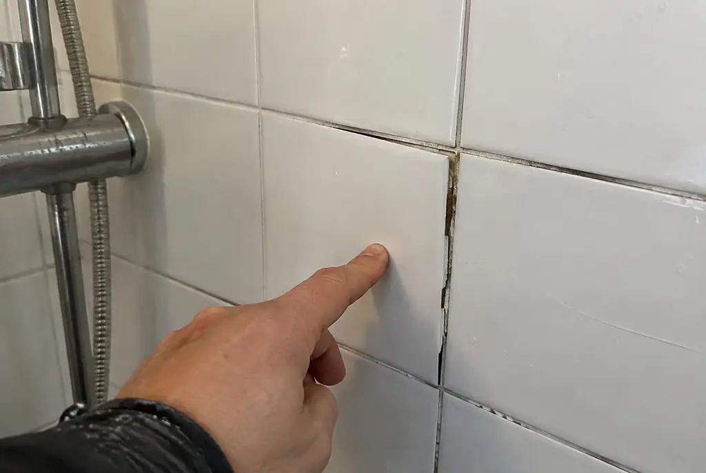 Lekdetectie Loosdrecht – losse, holle badkamertegels door een lekkage