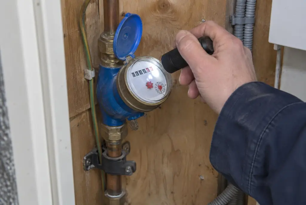 Lekdetectie Loosdrecht – watermeter in de meterkast controleren met een zaklamp